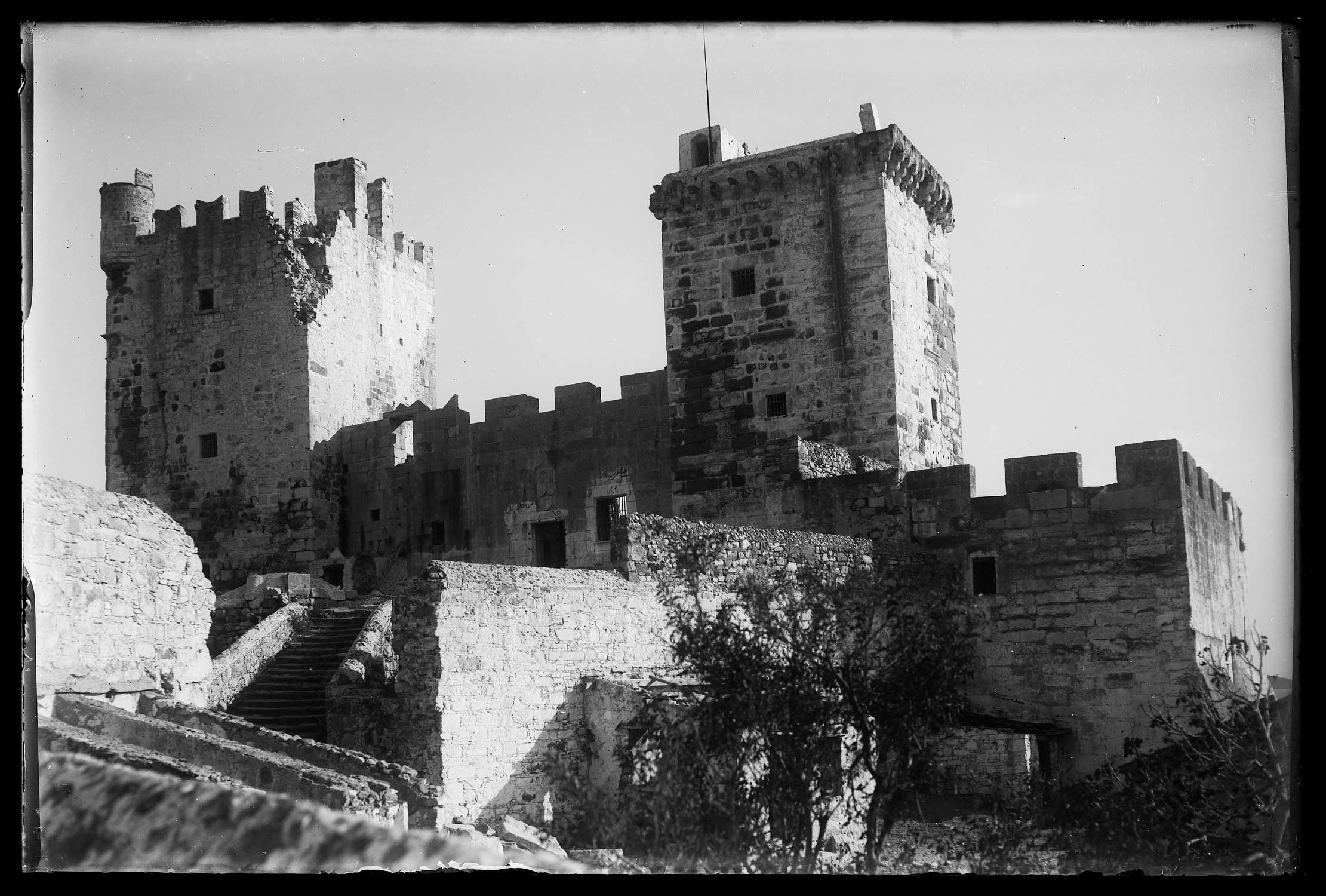 Les tours de France et d’Italie, vues du chemin de ronde intérieur, à l’ouest de la tour n° 3